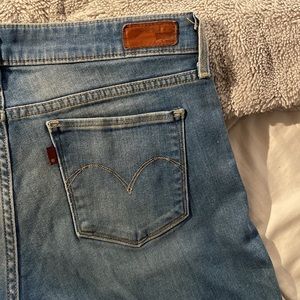 Mid waist. Straight leg. Semi-stretch